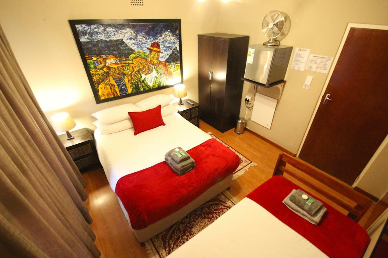 Saltycrax Backpackers And Surf Hostel By Curiocity Блубергстранд Екстериор снимка