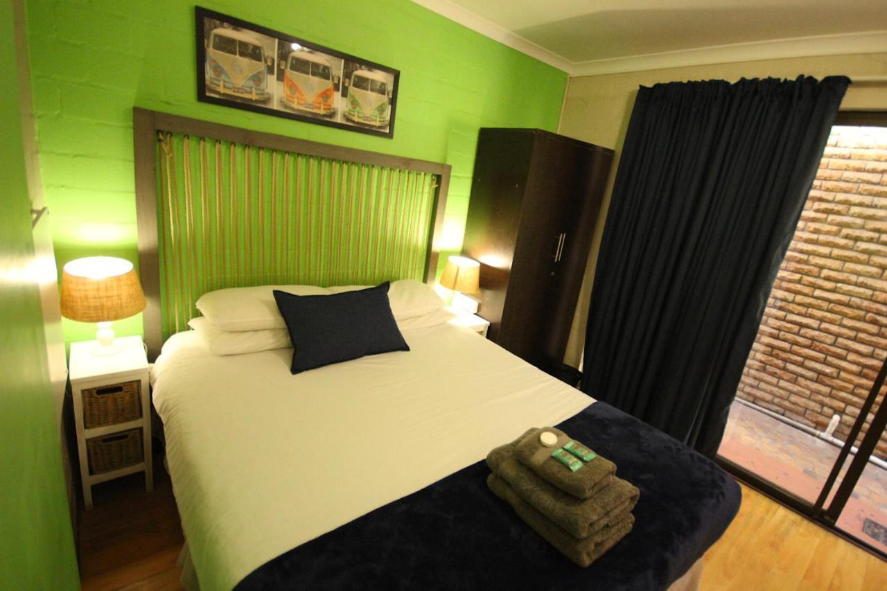 Saltycrax Backpackers And Surf Hostel By Curiocity Блубергстранд Екстериор снимка