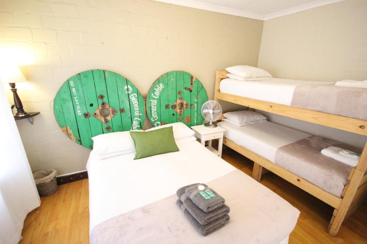 Saltycrax Backpackers And Surf Hostel Блубергстранд Екстериор снимка
