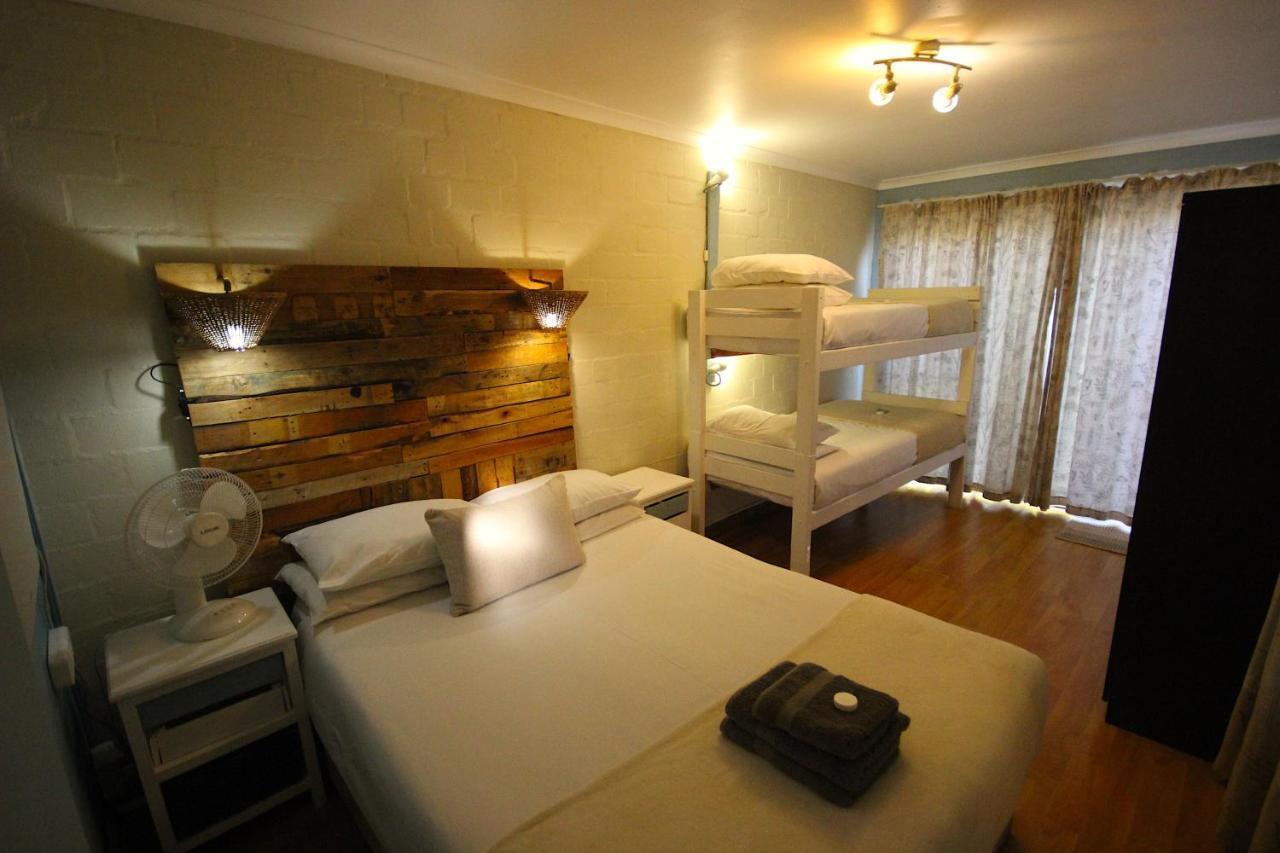 Saltycrax Backpackers And Surf Hostel By Curiocity Блубергстранд Екстериор снимка