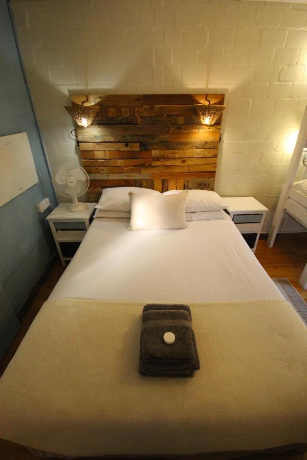 Saltycrax Backpackers And Surf Hostel Блубергстранд Екстериор снимка