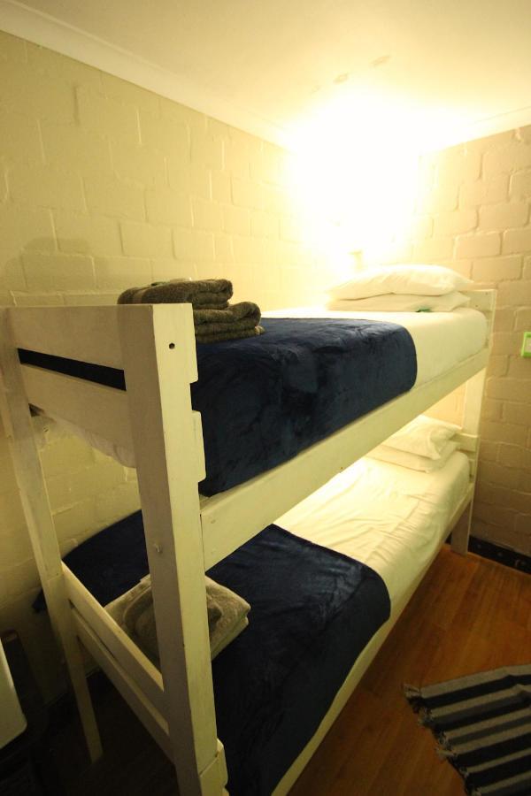 Saltycrax Backpackers And Surf Hostel Блубергстранд Екстериор снимка
