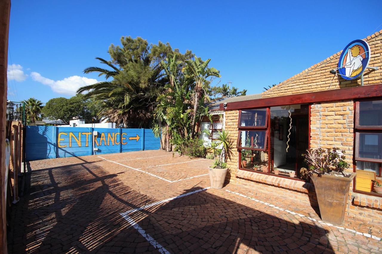 Saltycrax Backpackers And Surf Hostel Блубергстранд Екстериор снимка