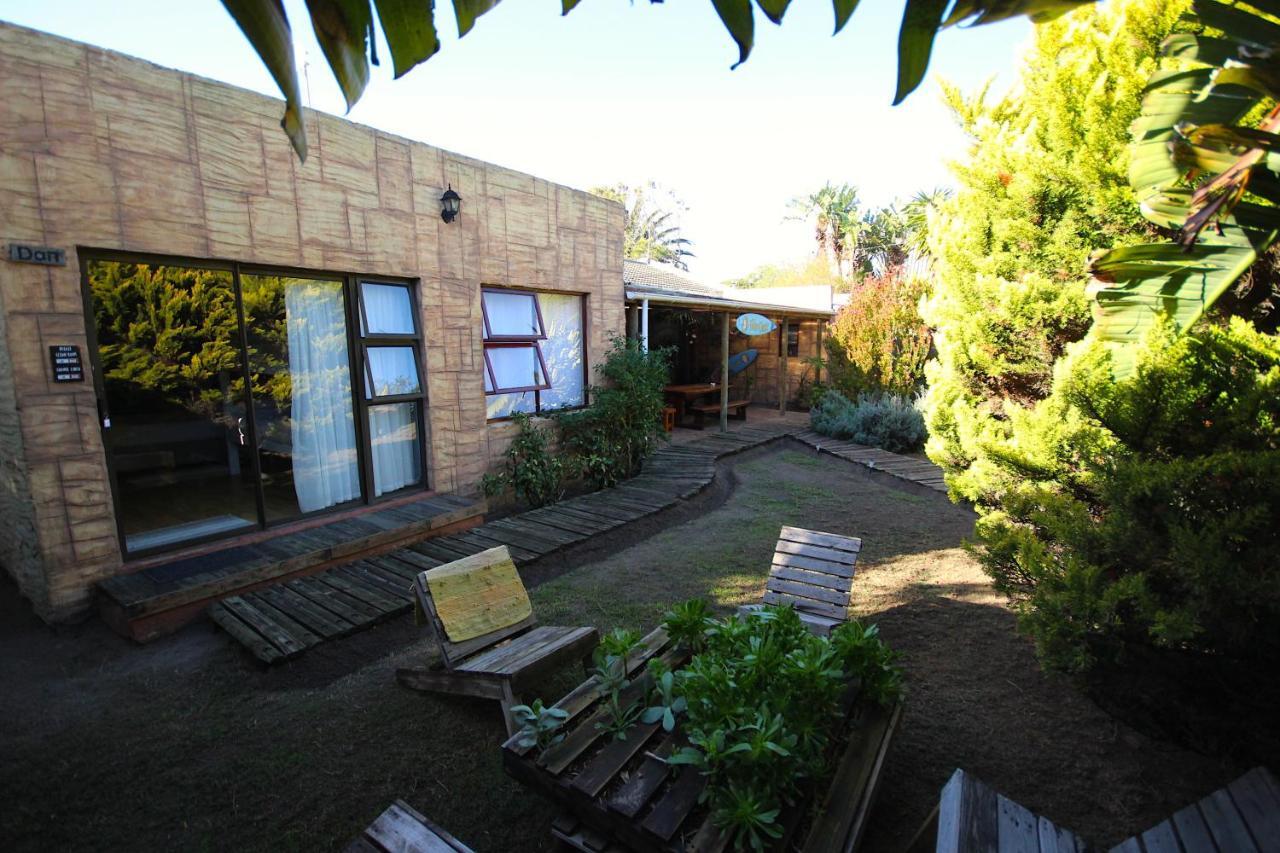Saltycrax Backpackers And Surf Hostel Блубергстранд Екстериор снимка